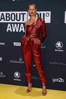 Karolina Kurkova feet photo thumbnail