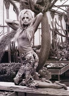 Karolina Kurkova feet photo thumbnail