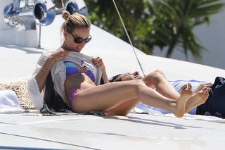 Karolina Kurkova feet photo thumbnail