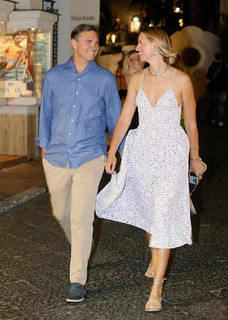 Karolina Kurkova feet photo thumbnail