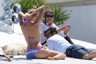 Karolina Kurkova feet photo thumbnail