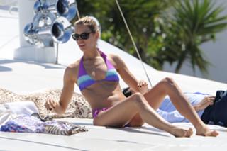 Karolina Kurkova feet photo thumbnail