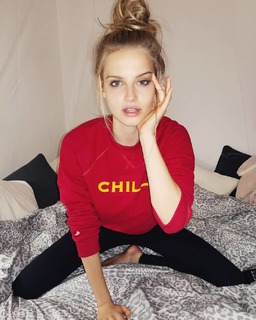 Karolina Pisarek feet photo thumbnail