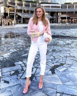 Karolina Pisarek feet photo thumbnail