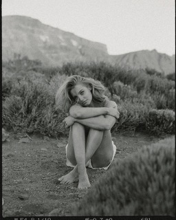 Karolina Pisarek feet photo thumbnail