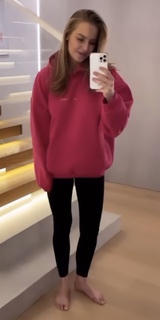 Karolina Pisarek feet photo thumbnail