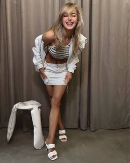Karolina Pisarek feet photo thumbnail