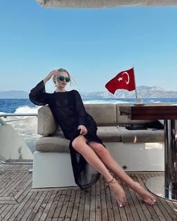 Karolina Pisarek feet photo thumbnail