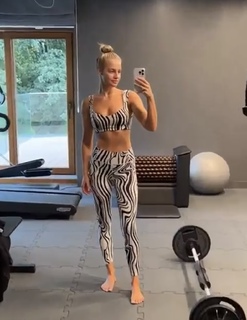 Karolina Pisarek feet photo thumbnail