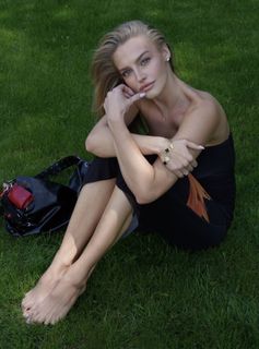 Karolina Pisarek feet photo thumbnail