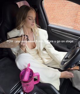 Karolina Pisarek feet photo thumbnail