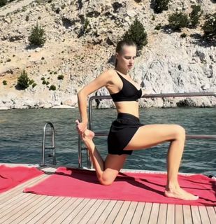 Karolina Pisarek feet photo thumbnail