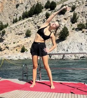 Karolina Pisarek feet photo thumbnail