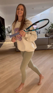 Karolina Pliskova feet photo thumbnail