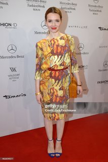 Karoline Herfurth feet photo thumbnail