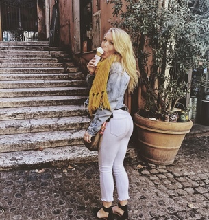 Karoline Leavitt feet photo thumbnail