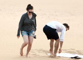Kat Dennings feet photo thumbnail