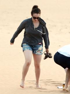 Kat Dennings feet photo thumbnail