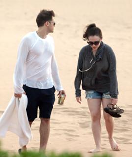 Kat Dennings feet photo thumbnail