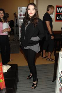 Kat Dennings feet photo thumbnail