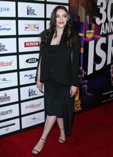 Kat Dennings feet photo thumbnail