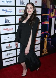 Kat Dennings feet photo thumbnail