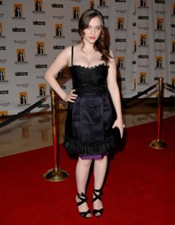 Kat Dennings feet photo thumbnail