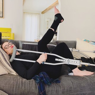 Kat Dennings feet photo thumbnail