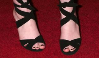 Kat Dennings feet photo thumbnail