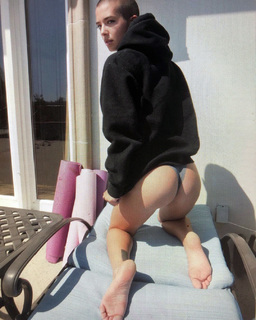 Kat Ginsburg feet photo thumbnail
