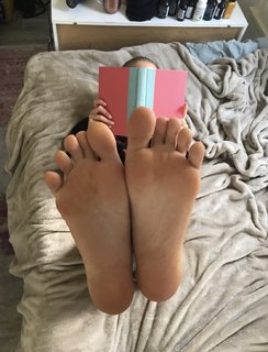 Kat Ginsburg feet photo thumbnail
