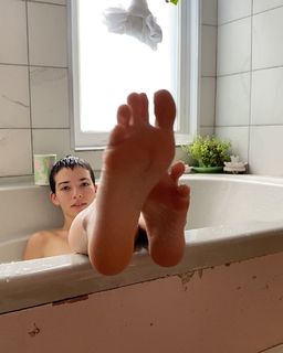 Kat Ginsburg feet photo thumbnail