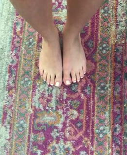 Kat Ginsburg feet photo thumbnail