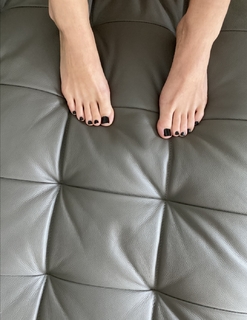 Kat Ginsburg feet photo thumbnail