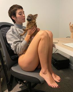 Kat Ginsburg feet photo thumbnail