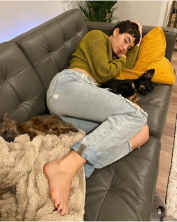 Kat Ginsburg feet photo thumbnail