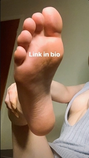Kat Ginsburg feet photo thumbnail