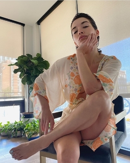 Kat Ginsburg feet photo thumbnail