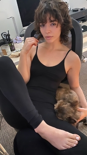 Kat Ginsburg feet photo thumbnail