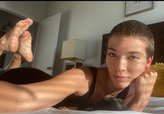 Kat Ginsburg feet photo thumbnail