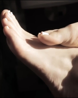 Kat Ginsburg feet photo thumbnail