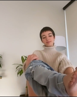 Kat Ginsburg feet photo thumbnail