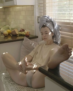 Kat Ginsburg feet photo thumbnail