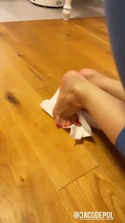 Katarzyna Cichopek feet photo thumbnail