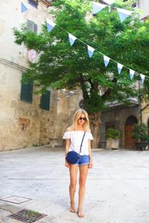 Katarzyna Tusk feet photo thumbnail