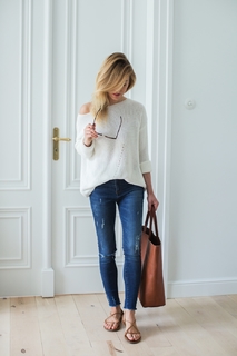 Katarzyna Tusk feet photo thumbnail