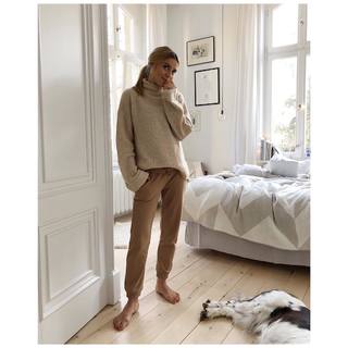 Katarzyna Tusk feet photo thumbnail