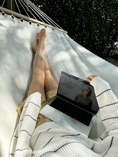 Katarzyna Tusk feet photo thumbnail