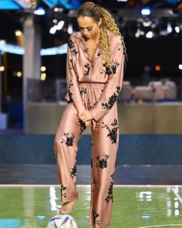 Kate Abdo feet photo thumbnail