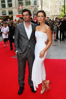 Kate Beckinsale feet photo thumbnail